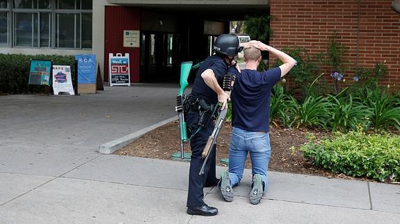 Mata a un hombre a tiros y se suicida en la Universidad de Los Ángeles