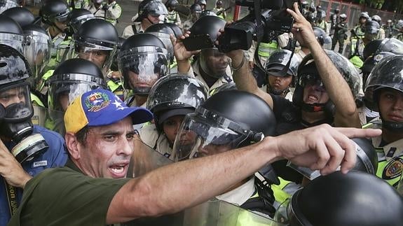 Dispersan con gases lacrimógenos la marcha opositora en Caracas