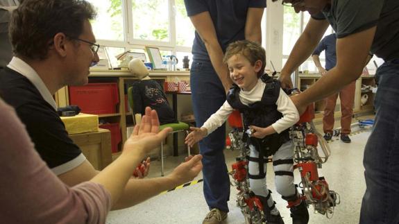 Un niño con atrofia camina por primera vez gracias a un invento español