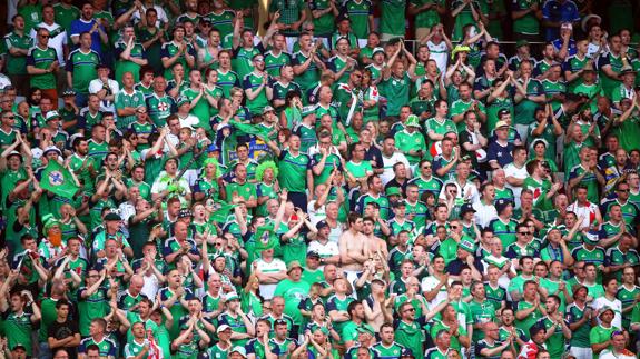 Un hincha de Irlanda del Norte muere en Niza al caer por una barandilla