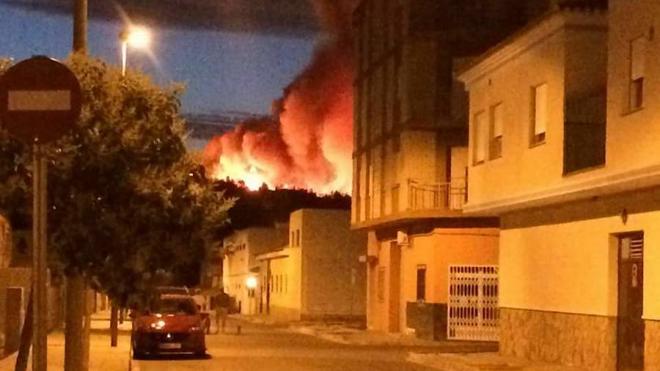 Una quema de rastrojos, la causa más probable del fuego que cerca seis pueblos de Valencia