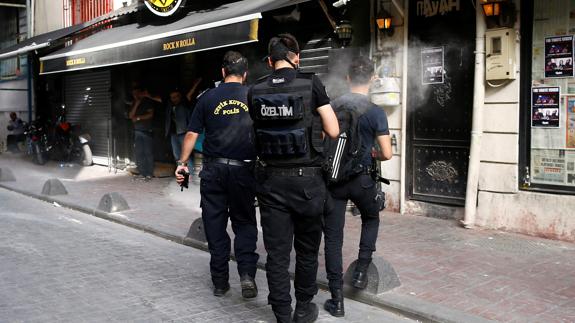 La policía turca dispersa con gases y balas de goma una marcha gay en Estambul