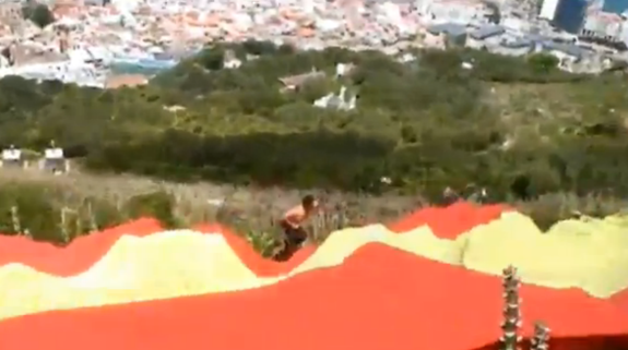 Detenido en Gibraltar el presidente de Vox Madrid por desplegar una bandera española gigante