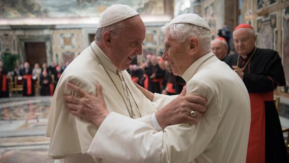 Francisco, a Benedicto XVI: «Usted, santidad, sigue sirviendo a la Iglesia»