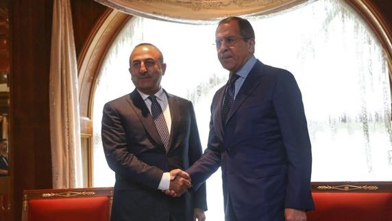 Lavrov y Cavusoglu abordan la normalización de relaciones entre Rusia y Turquía