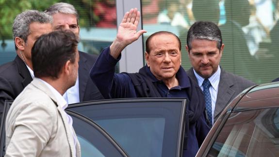 Berlusconi sale del hospital y avisa de que en Italia «falta un líder»