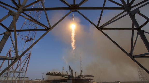 La nueva nave tripulada Soyuz MS-01 se acopla con éxito a la EEI