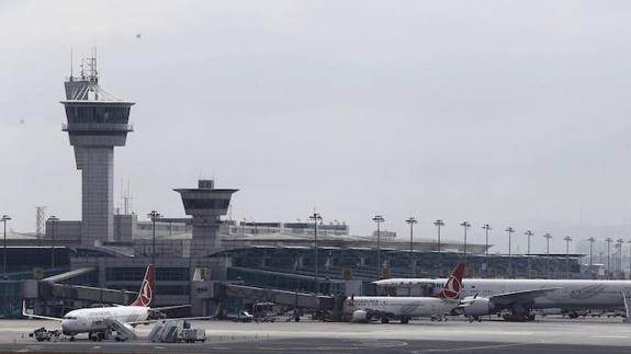 La explosión de una bombona de gas desata el pánico en el aeropuerto de Estambul