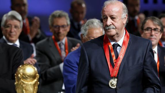 Homenaje a un emocionado Del Bosque, que sigue gratis en la FEF