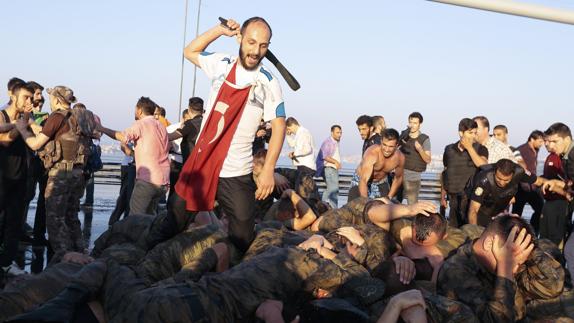 Turquía detiene a 2.839 militares y destituye a 2.745 jueces, acusados de respaldar el golpe