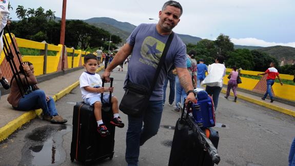 Miles de venezolanos cruzan la frontera con Colombia para abastecerse