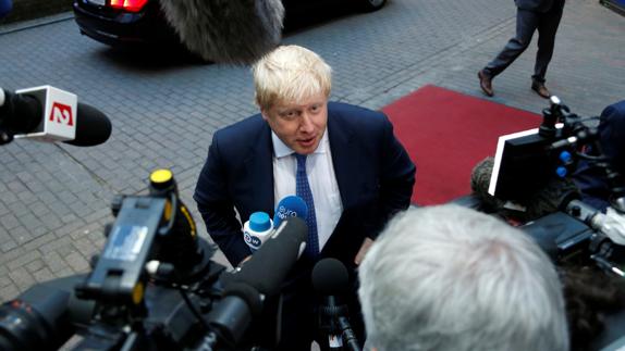 Johnson dice en Bruselas que el Reino Unido no abandonará el liderazgo en Europa