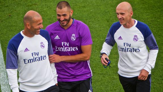 Zidane guarda a Benzema