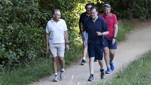 Rajoy suma adeptos a su caminata por la pontevedresa Ruta da Pedra e da Agua