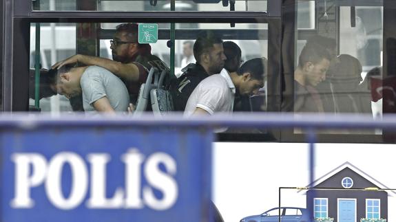 Más de 16.000 detenidos en Turquía por presunta relación con la intentona golpista