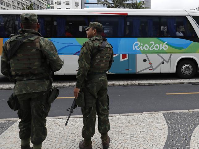 Atacado un autobús lleno de periodistas en Río