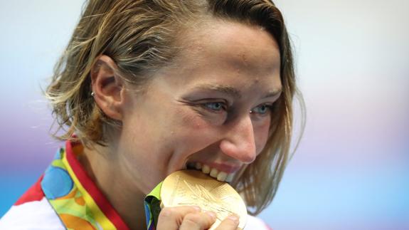 España sube veinte puestos en el medallero tras el oro de Mireia Belmonte