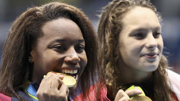 El primer oro de una nadadora negra