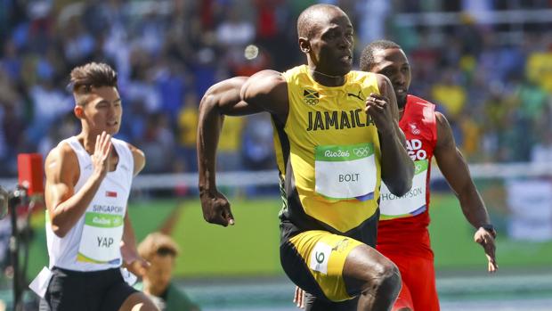 Usain Bolt gana su serie de los 100 metros casi «trotando»