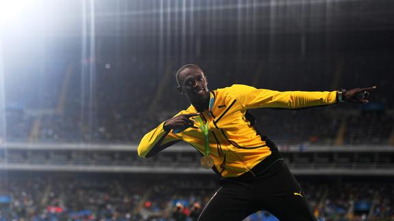 Bolt recoge su oro en un estadio medio vacío