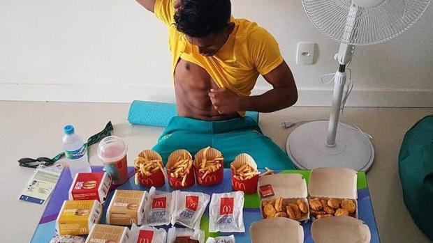 Un deportista celebra su marcha de los Juegos Olímpicos con un festín de comida rápida