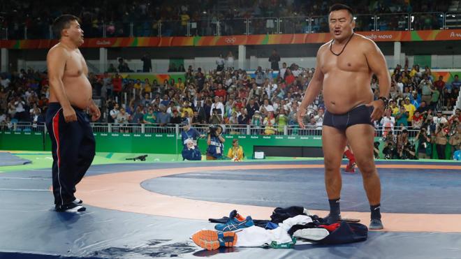 Dos entrenadores mongoles se desnudan como protesta