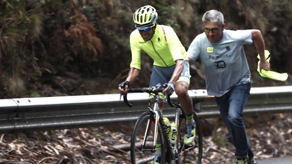 Contador: «Evité la caída al saltar por encima de la pierna de un ciclista»