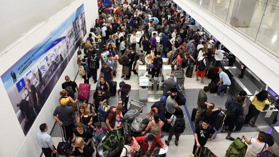 Detienen a un hombre disfrazado de El Zorro por una falsa alarma en el aeropuerto de Los Ángeles