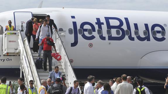 Aterriza en Cuba el primer vuelo regular procedente de EE UU en más de 50 años