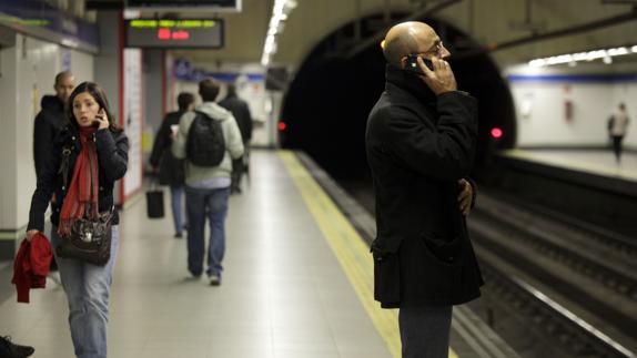 Una mujer da a luz a una niña en una estación del metro de Madrid