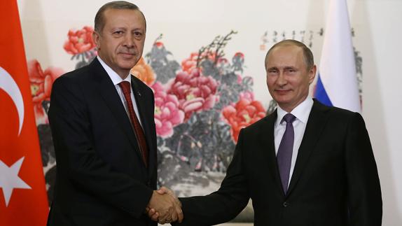 Putin y Erdogan quieren «avanzar» en su reconciliación