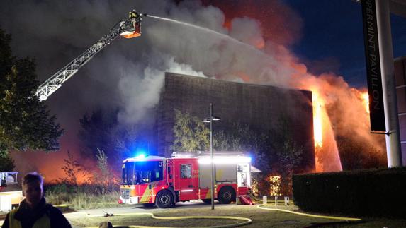 Las llamas consumen el antiguo pabellón español de la Expo de Hannover