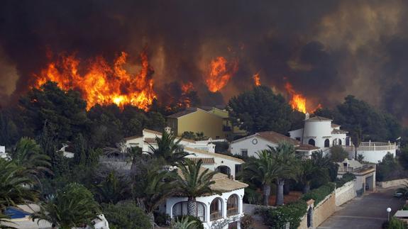 Un incendio quema casas en Jávea y causa desalojos en Benitatxell