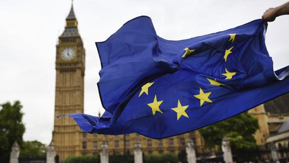 Reino Unido estudia un sistema de permisos de trabajo para los inmigrantes europeos