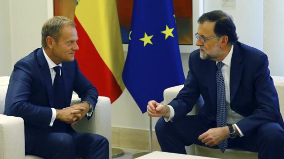 Rajoy prepara con Tusk la cumbre de Bratislava en una reunión de una hora en Moncloa