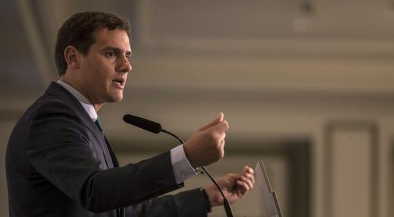 Rivera: «Hemos conseguido que De Guindos dé la cara donde la tiene que dar»