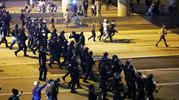 Charlotte decreta el toque de queda tras la tercera noche de protestas