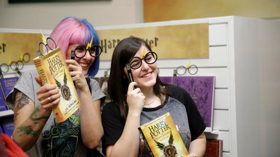 Los fans de Harry Potter viven una noche mágica para conseguir el nuevo libro de la saga