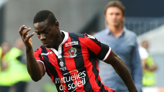 Balotelli permite al Niza seguir líder de la liga francesa