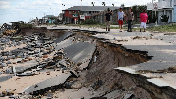 Matthew se cobra diez vidas y deja a millones de personas sin luz en el sureste de EE UU