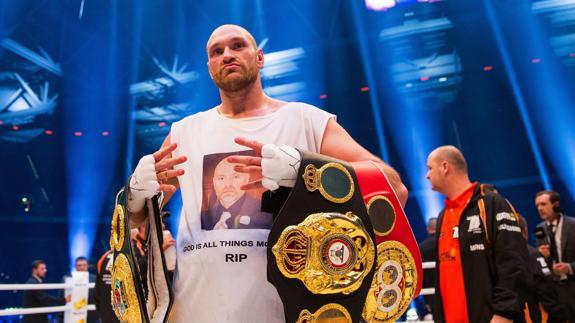 Tyson Fury abandona sus títulos mundiales de los pesos pesados