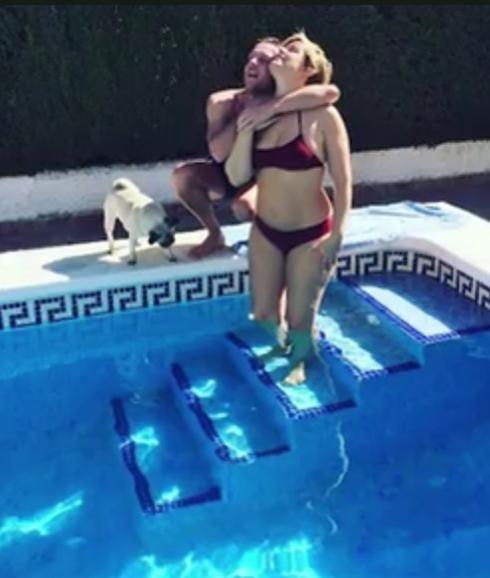 Tania Llasera se atreve con un baño en pleno otoño