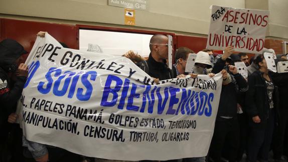Se suspende la conferencia de Felipe González en la Autónoma ante la «violencia» de la protesta