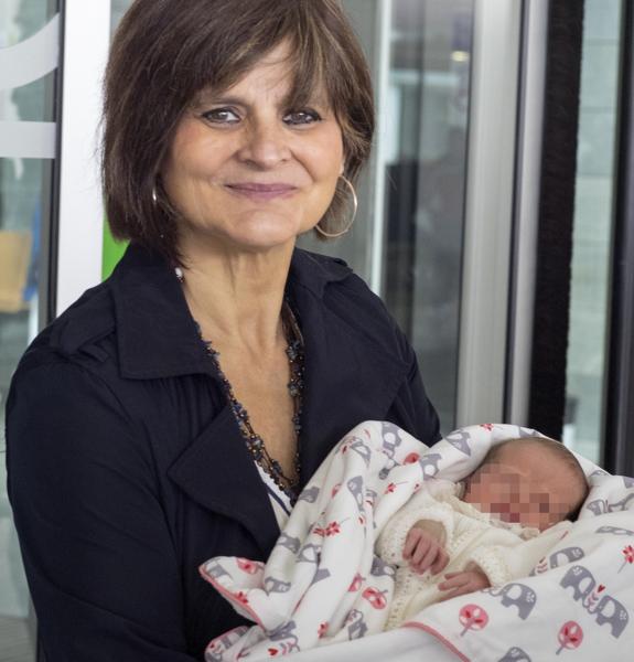 La doctora que fue madre a los 62 años ya está en casa con su hija