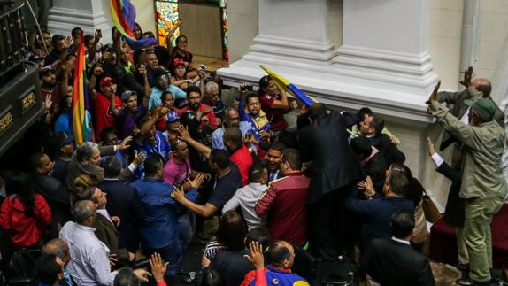 Grupos chavistas irrumpen en el Parlamento venezolano en pleno debate sobre el revocatorio