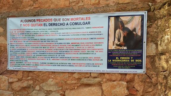 Un cura de Albacete cuelga una gran pancarta en su iglesia con una lista de «pecados mortales»