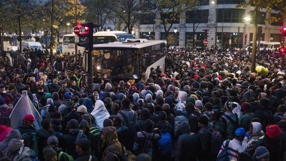 Francia evacúa el campamento surgido en París tras el cierre de la 'Jungla' de Calais