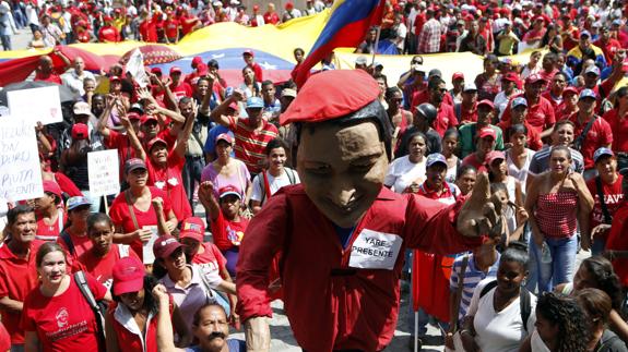 La oposición venezolana dialoga por nuevas elecciones y el Gobierno por su permanencia