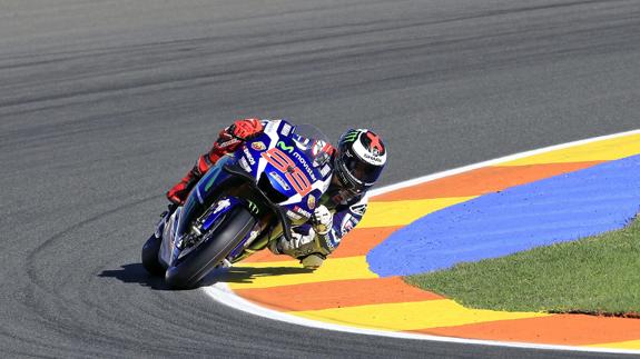 Lorenzo marca la pauta en una jornada de dominio español