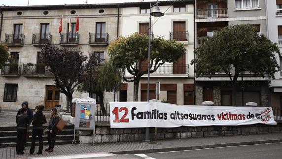 La juez retira los cargos contra una de las imputadas por la agresión de Alsasua